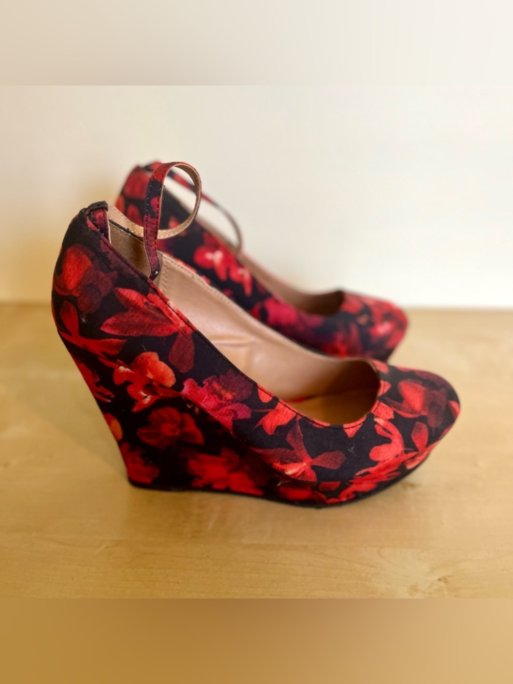 Floral Wedges w Ankle Strap - Red and Black - by Dollhouse - Sz 8.5 - Picture 5 of 7